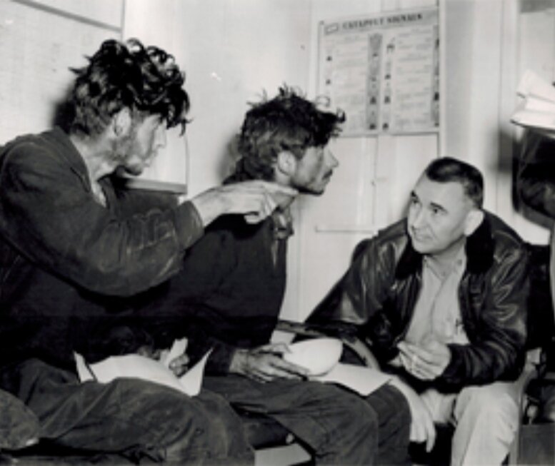 Филипп Поплавский(слева) рассказывает о случившемся главному авиационному механику Филиппу Казнецоффу. В центре Асхат Зиганшин. Фото из интернета.