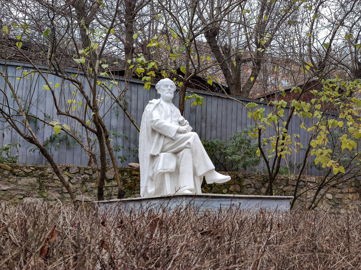 Памятник рядом с домом-музеем 