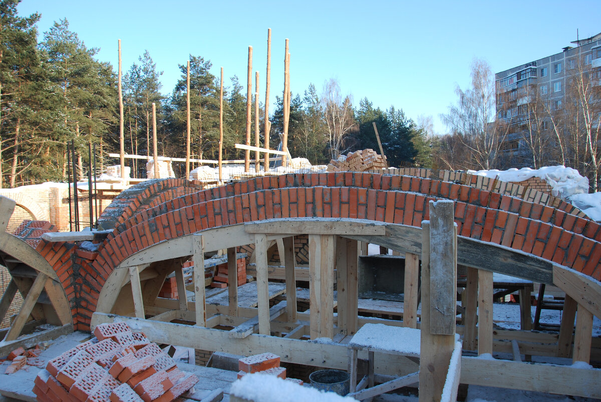 Возведение арок в южном приделе; январь 2010 г.