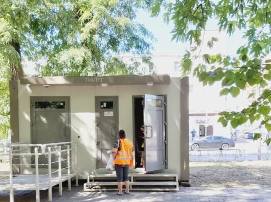    новый туалет на пересечении Кировского и Горького убирают. Но валидаторов также не обнаружено // фото: Городской репортер