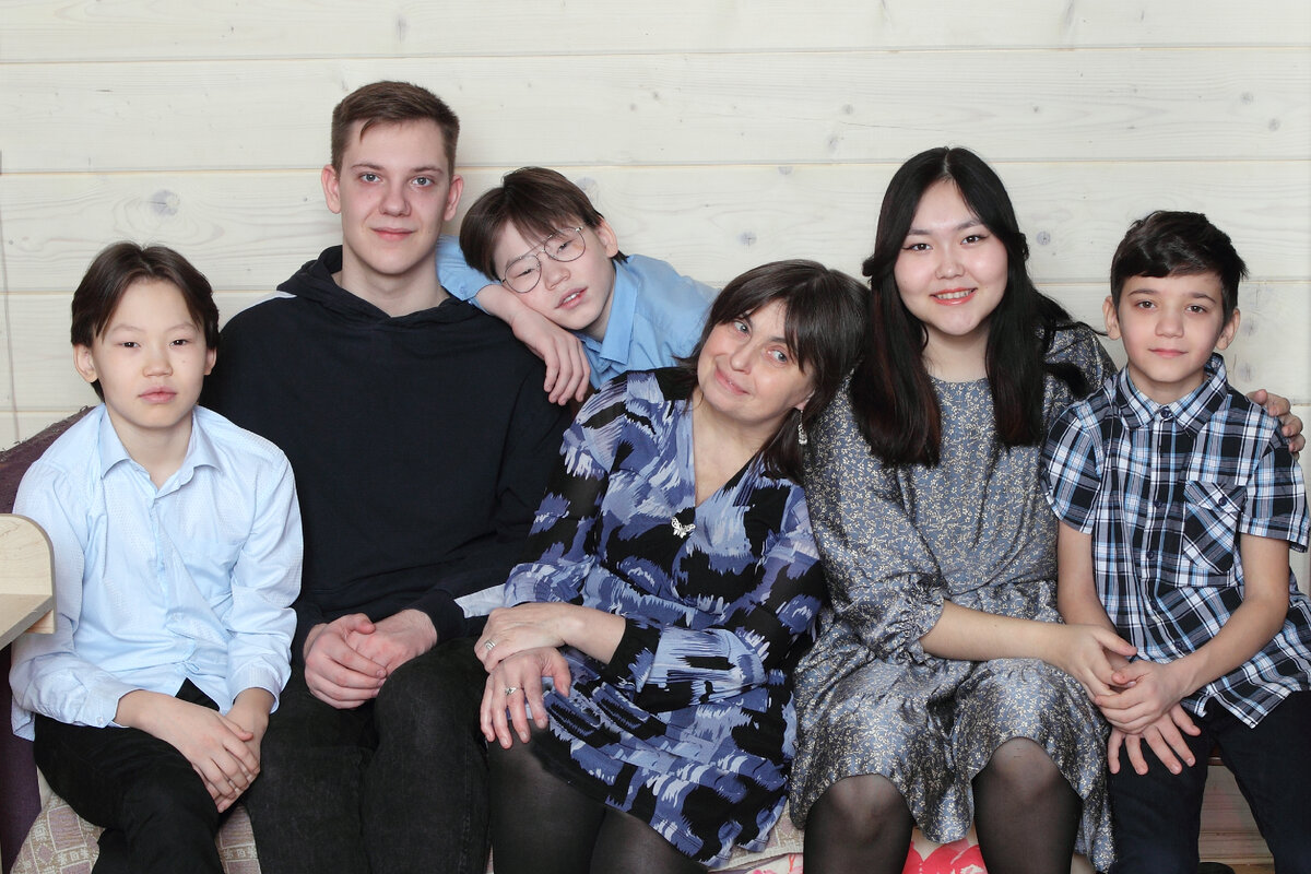 Наша семья: Антон, Костя, Сережа, мама, Ксюша и Денис. Фотограф Марина Смрига