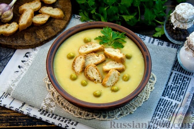 горошек зелёный консервированный, картофель, лук репчатый, морковь, чеснок, сливки, масло растительное, соль, перец чёрный молотый, зелень петрушки, вода
