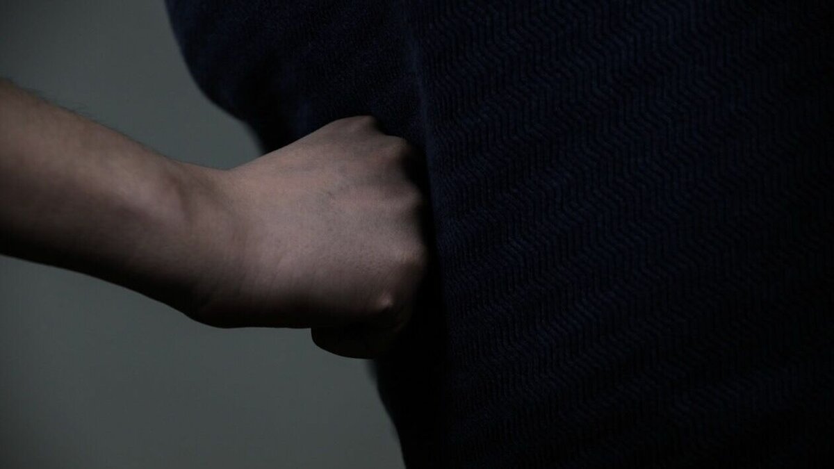     В Буинске сотрудники вневедомственной охраны Росгвардии задержали мужчину, которого подозревают в убийстве матери. Из-за ссоры он задушил женщину платком, а после позвонил в полицию. Подробности рассказали в пресс-службе регионального управления.