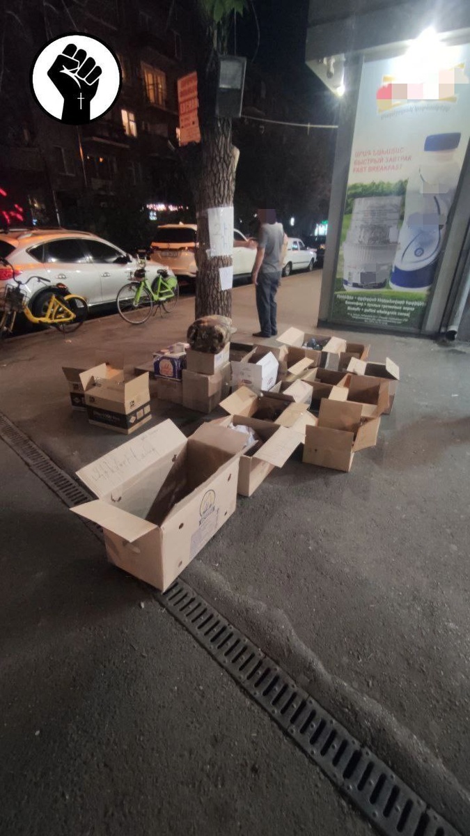 Все эти коробки уедут (уехали) на передовую армянским солдатам