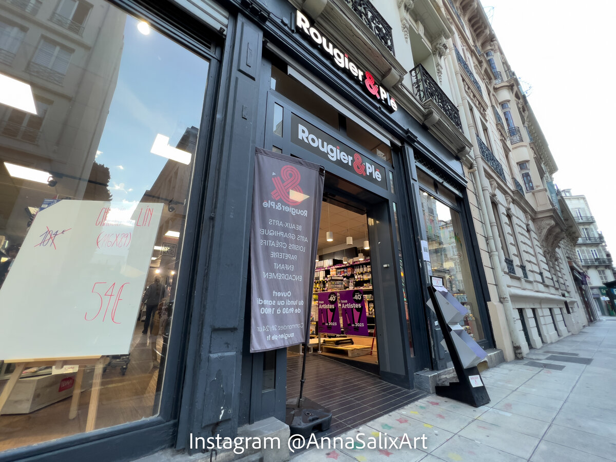 Магазин достаточно большой и расположен на первом этаже жилого дома.