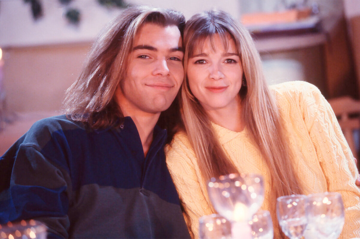     Рейтинги падают, возраст берет своё: что стало с Элен и Николя из культового французского сериала для подростков