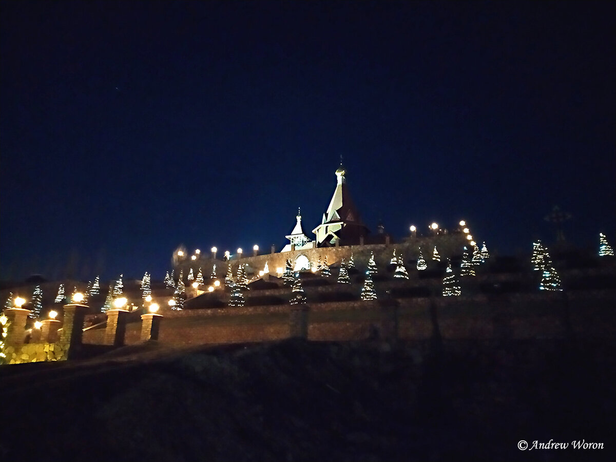 Сергиевская церковь на вершине холма