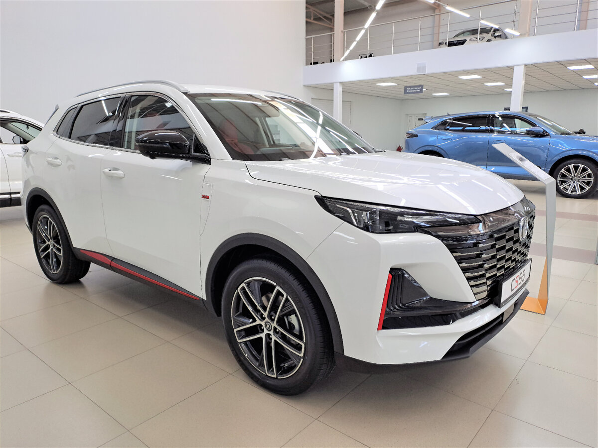 Вид спереди справа Changan CS55PLUS