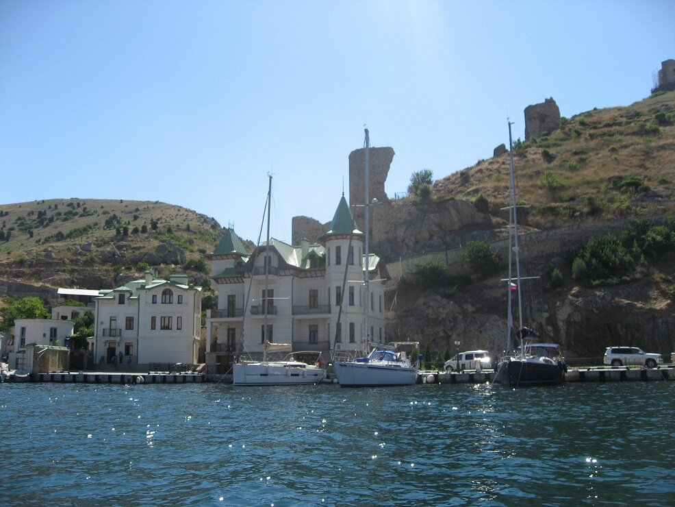 Море, яхты, джипы.