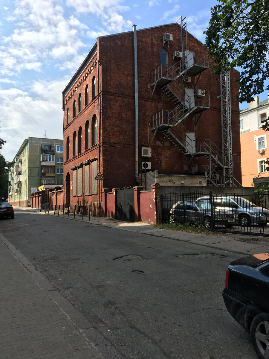 По дороге к Кирхе Святого Семейства. На переднем плане старое немецкое здание, а за ним, обычная советская "хрущёвка".