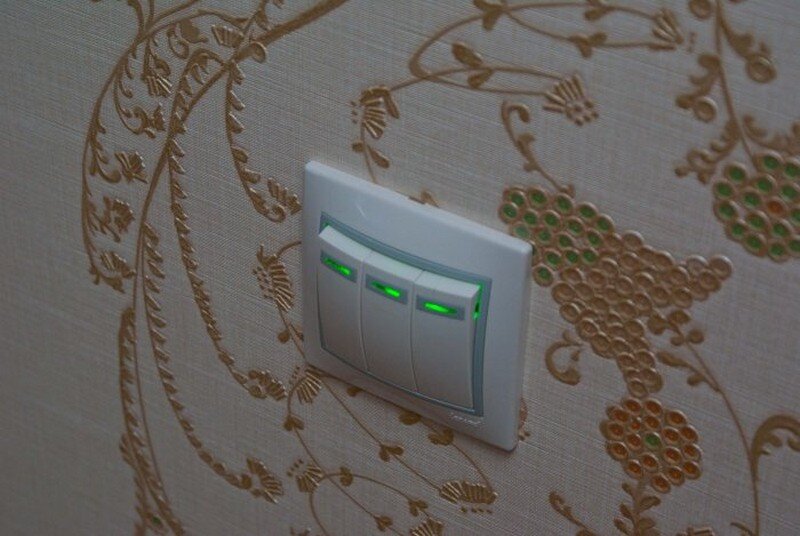 выключатель тройной с подсветкой. выключатель тройной с подсветкой. выключатель тройной с подсветкой. выключатель трехклавишный schneider уника. выкоючатель легранд тройной.