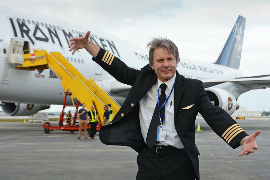 1. Брюса Дикинсона исключили из престижной школы за то, что он помочился на зеленую фасоль