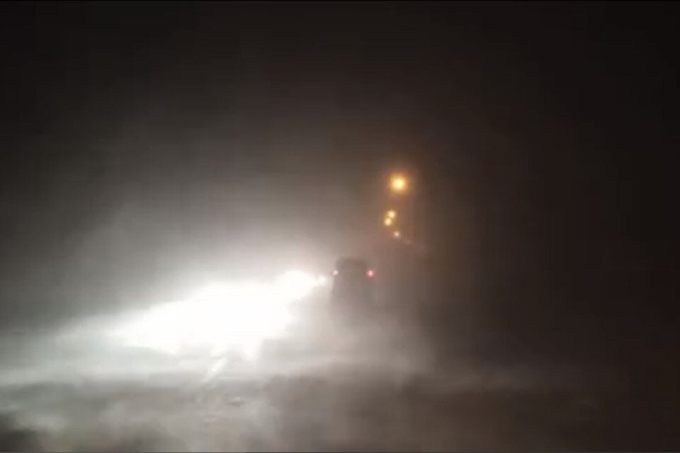     Нулевая видимость на дамбе ГЭС. Фото: кадр из видео, предоставленного Светланой Каверзиной.