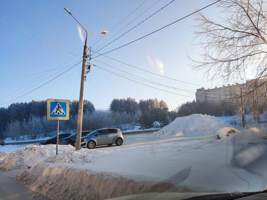     Наваленный снег около перехода создает опасность наезда на ребенка. С огромной кучи дети могут скатиться под колеса.
