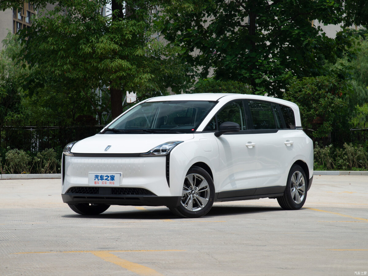 FAW Bestune NAT — это дебютировавший в 2021 году электрический компактвэн, разработанный специально для такси и каршеринга.