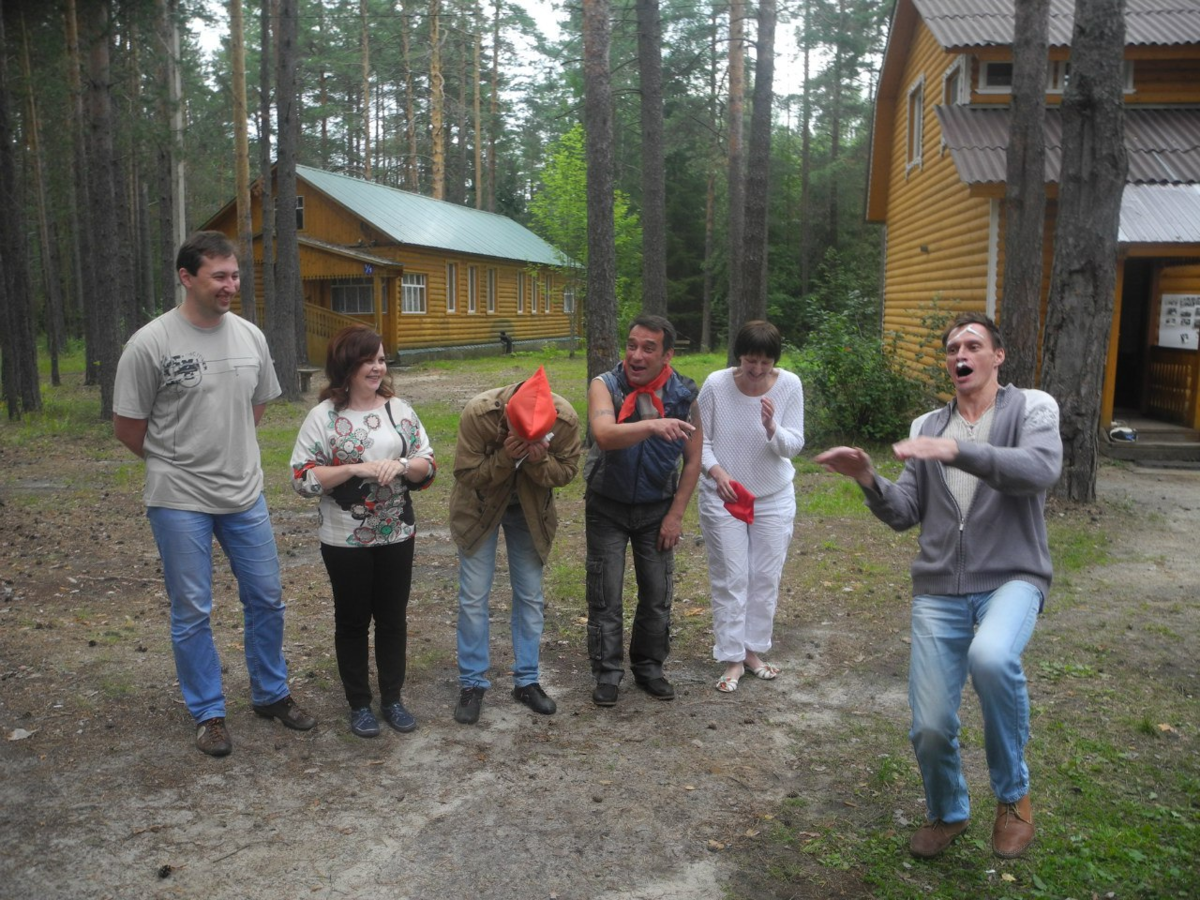 На встрече одноклассников, все свои. Слева подруга - нотариус.