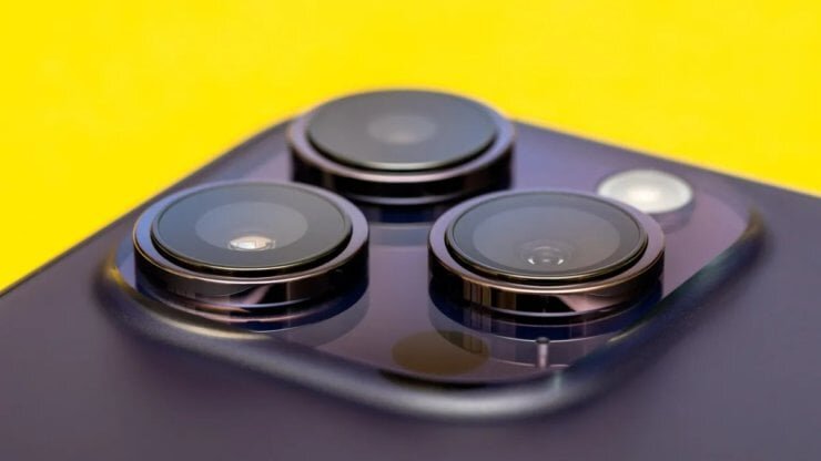    Камеры в iPhone 14 Pro занимают по ширине чуть больше половины смартфона.