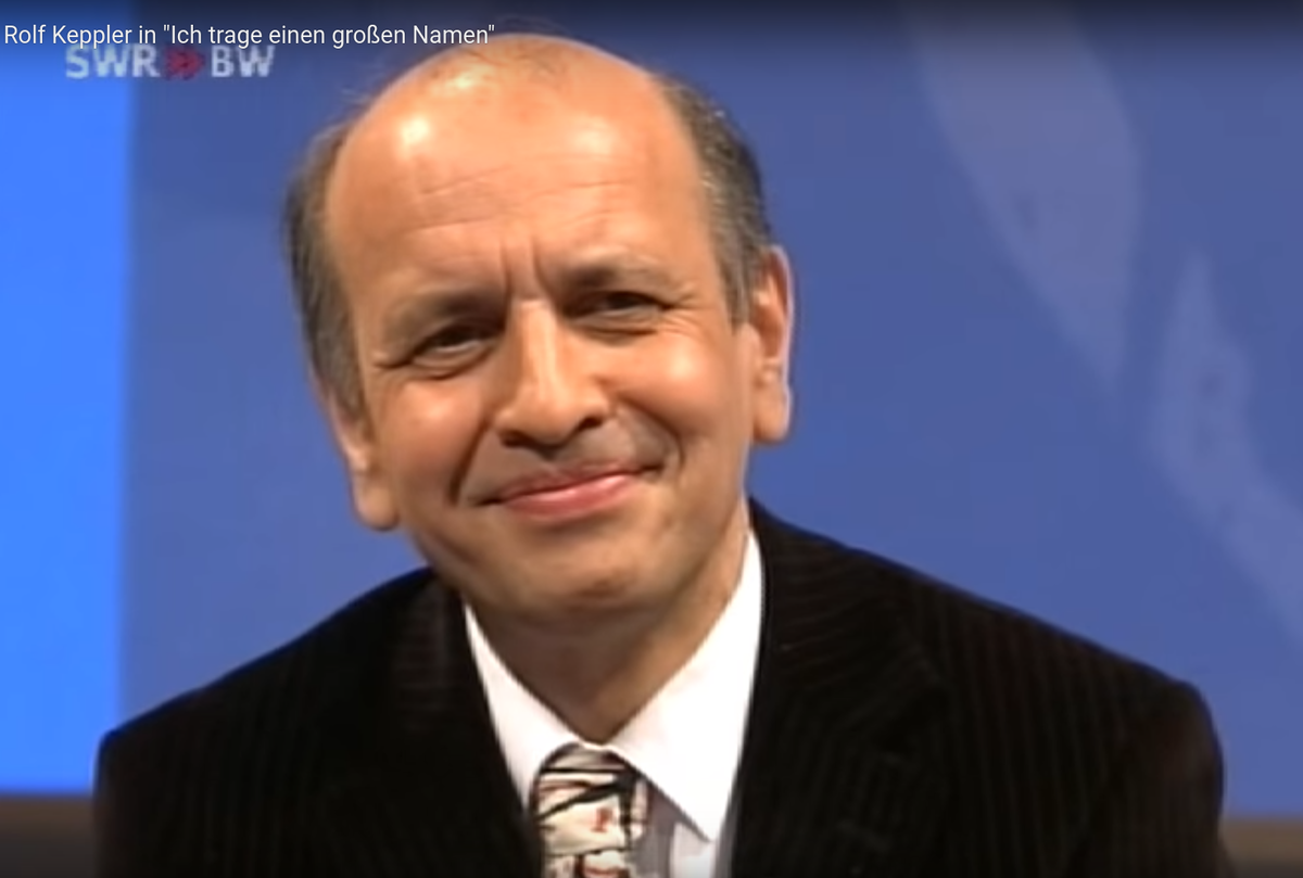 Комментарий Рольфа Кепплера:  ...«В принципе, на мой взгляд, Международный астрономический союз неправомерен сначала притворяться, что Луна описывает правильный путь, а затем определять новый календарь, который на самом деле основан на странностях орбиты Луны в полносферической картине мира. Иоганнес Ланг уже описывал ошибки лунной орбиты в своих работах по теории полого мира. В то же время он расчетным путем показал, что ошибки в орбите Луны исчезают в эндосферной картине мира, если рассматривать Луну как «совершенно нормальную» планету, которая не вращается вокруг Земли, а подобно другим планетам обращается вокруг звездной сферы. Эта страница посвящена  новому методу расчета.»..