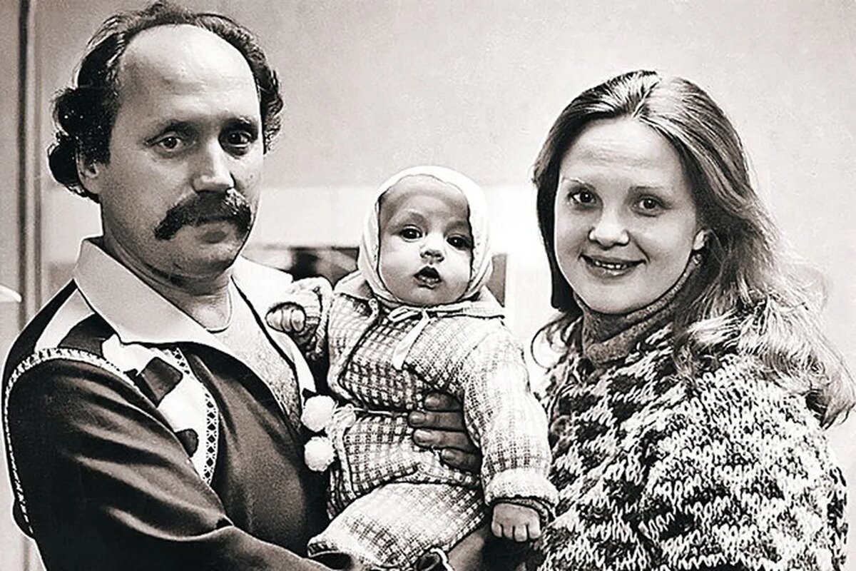    Владимир Мулявин с женой Светланой Пенкиной и сыном Валерием БелТА/ТАСС