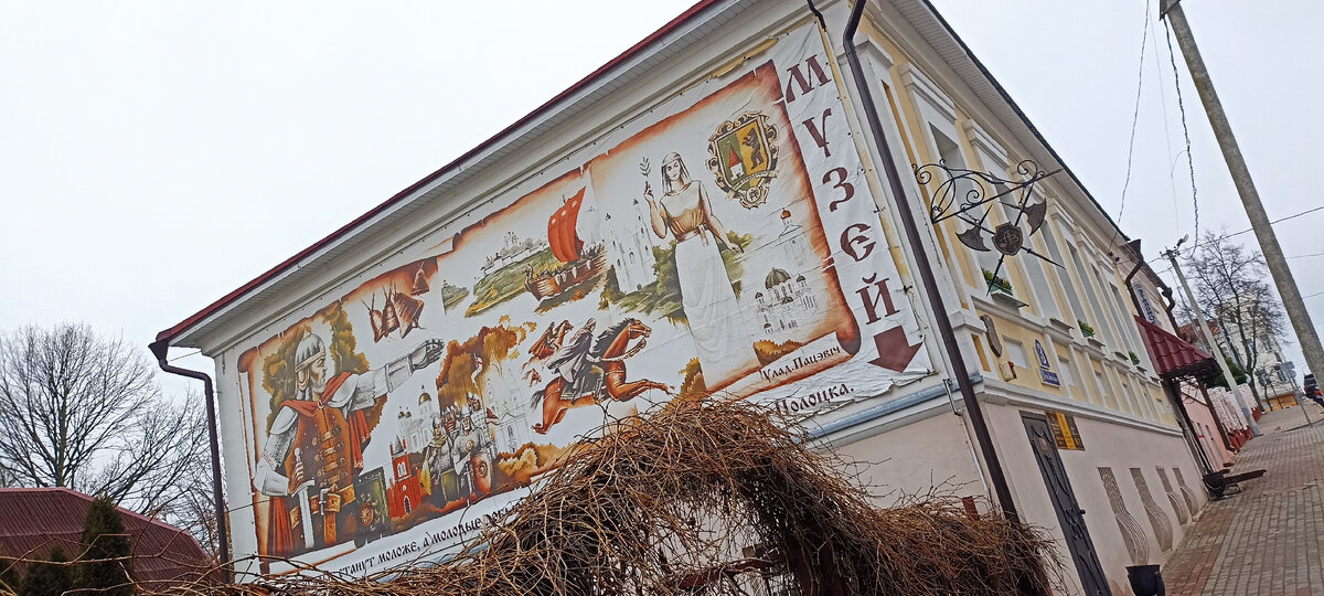 Вот в эту железную дверь мы и направимся