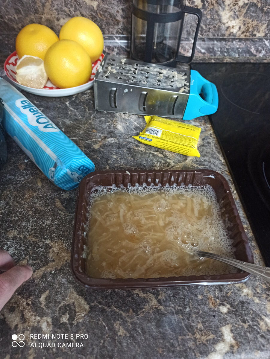 Разводим мыльный раствор! Натираем хозяйственное мыло на треке, разводим горячей водой и мешаем!