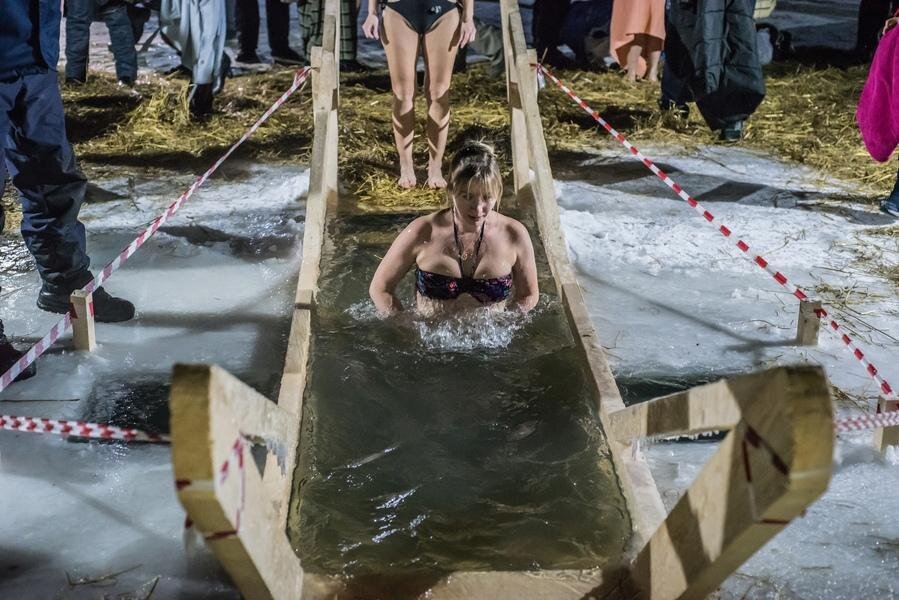 купель в раифском монастыре казань. крещение господне окунание. время работы купелей на крещение. крещенские купания 2022 путин. крещение женщины.