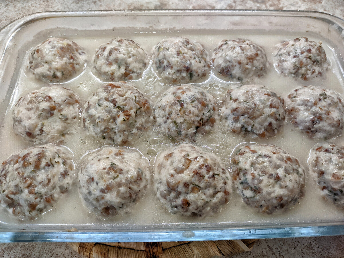 Тефтели с гречкой. 15 штук получилось + небольшой контейнер заморозила.