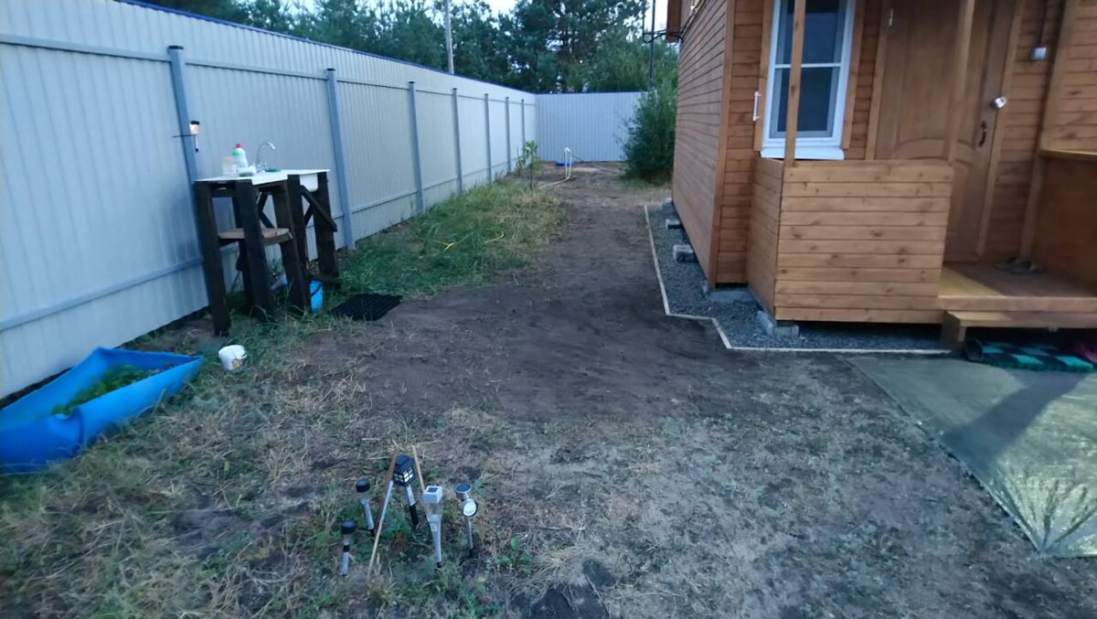 Брусками выравнили границу щебня