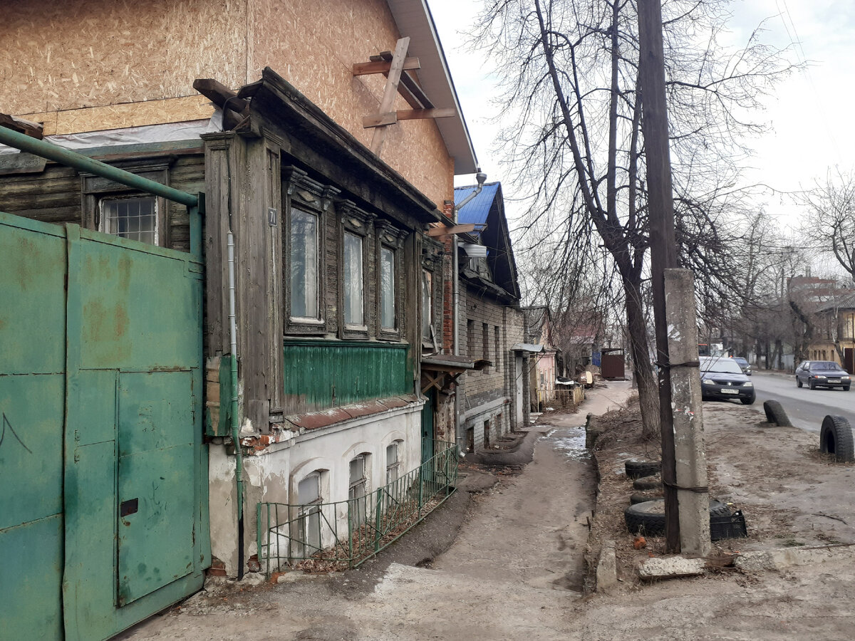 Это тоже Нижний Новгород, До ж/д вокзала 300 м, это не окраина.