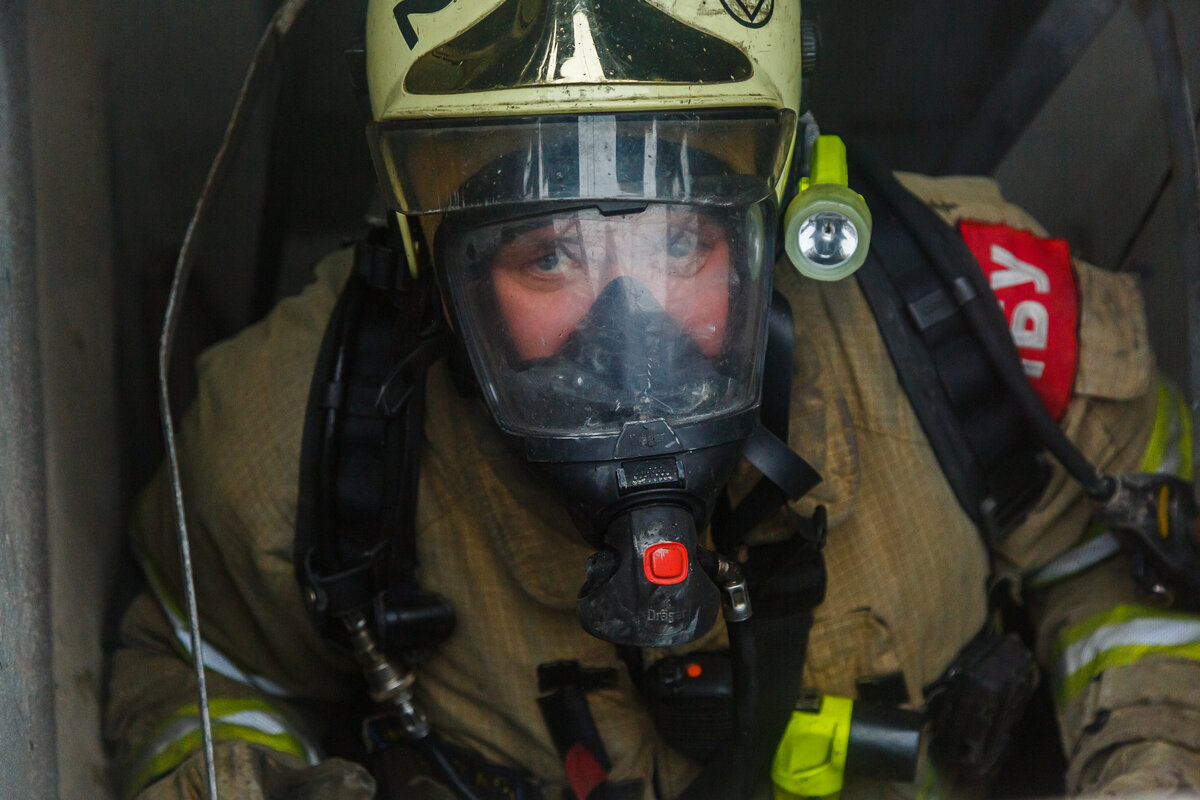 Пожарный в современных дыхательных аппаратах