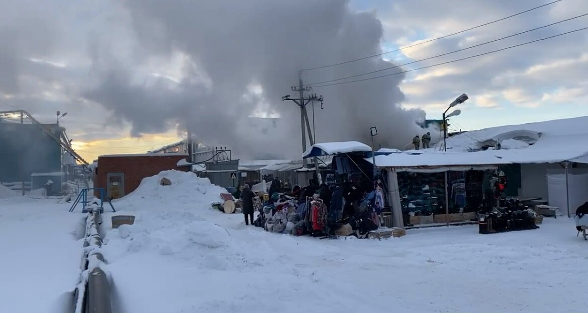    На Центральном рынке Нефтеюганска произошел крупный пожар