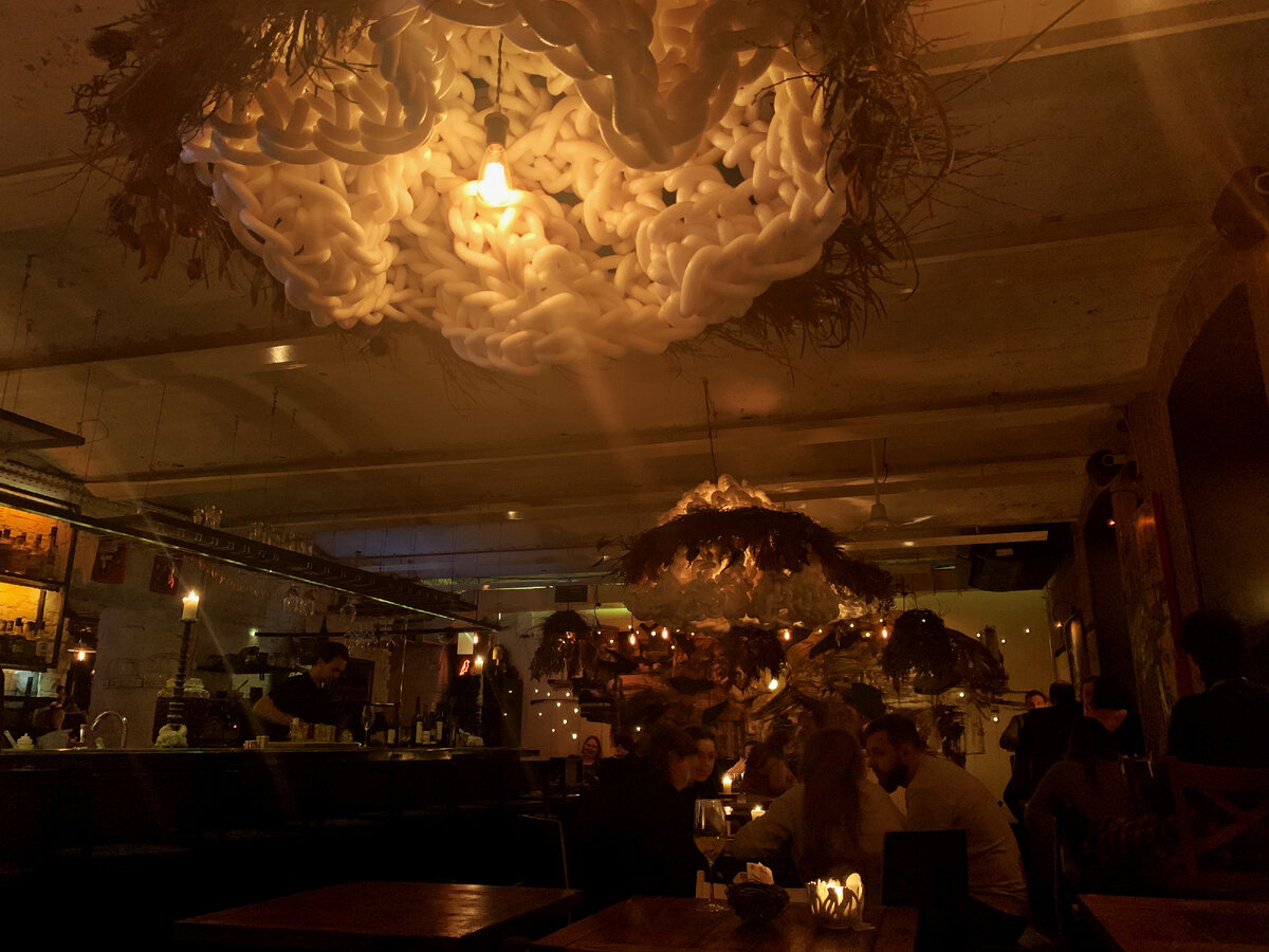 Мой телефон в темноте не способен делать четкие кадры, поэтому так. Основной зал.