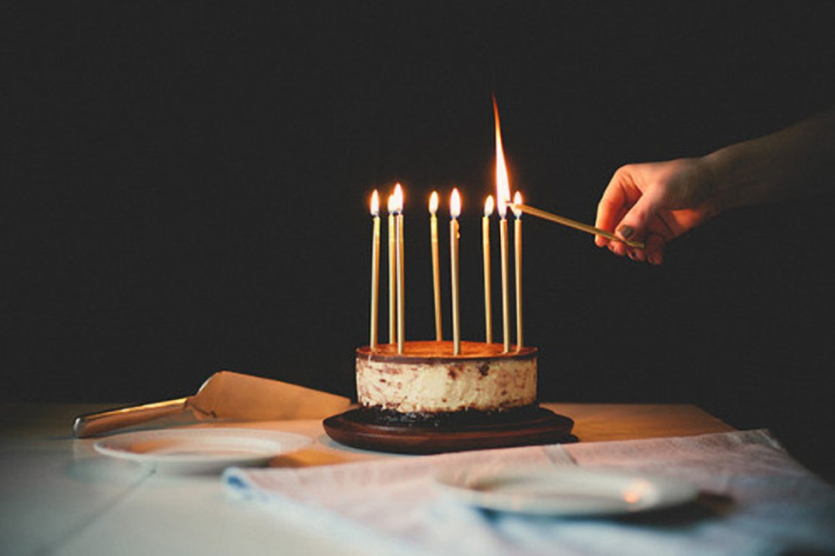 Задувать свечи на праздничном торте, загадывая желание — традиция, которая сопровождает каждого из нас с самых первых праздников до самого что ни на есть взрослого и сознательного возраста.-2