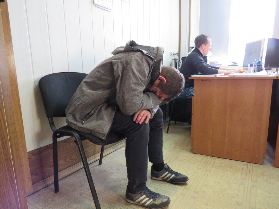     Сейчас мужчина дает показания.