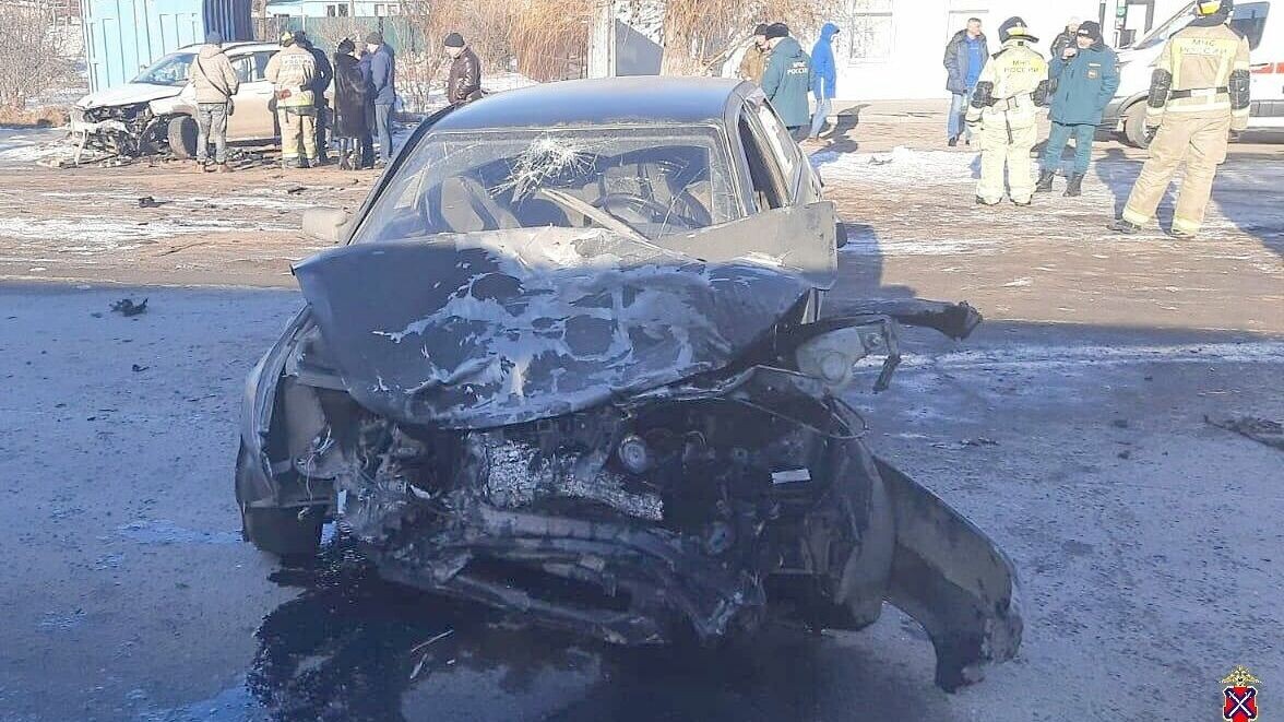     Двое взрослых и трое детей пострадали в столкновении легковушек в Волжском накануне, сообщает ГУ МВД по Волгоградской области. Взрослые находятся в тяжелом состоянии.