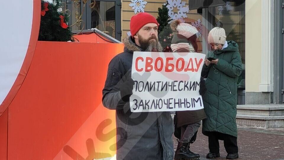     В своем сообщении он требовал освободить политических заключенных.