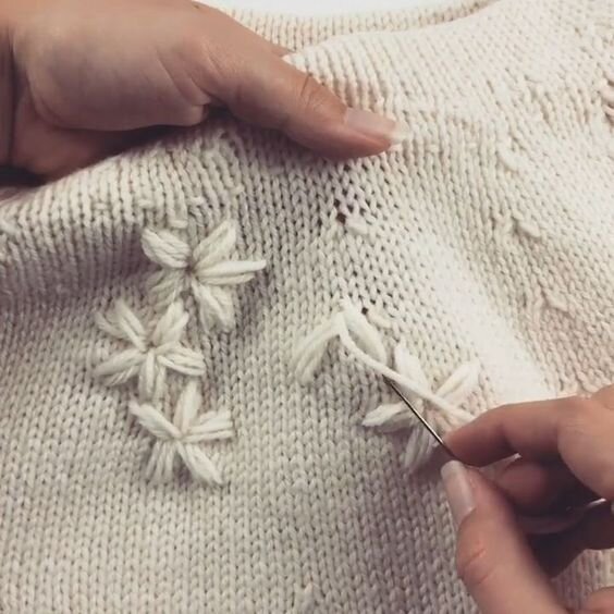 Детали: вышивка по вязаному изделию