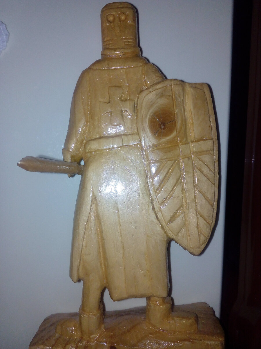 Очень, очень давно вырезал фигурку рыцаря и покрыл ее лаком! Оказалось, что Родители до сих пор ее хранят