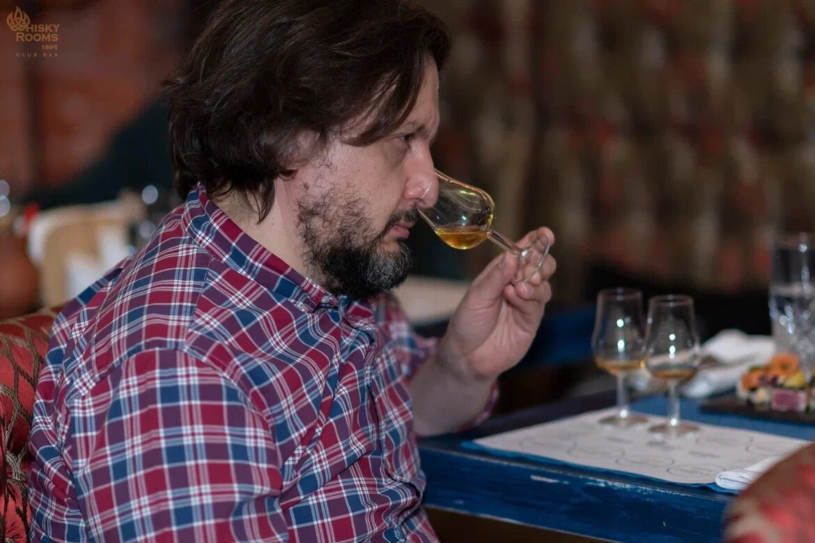 Автор разбирает это виски. Фото Николай Докучаев. 