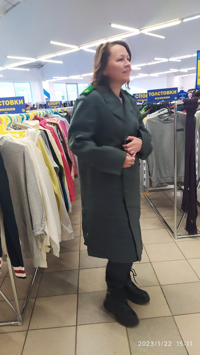 Это мой фаворит сегодня. Шинель. Настоящая. Натуральная шерсть. В новом состоянии.