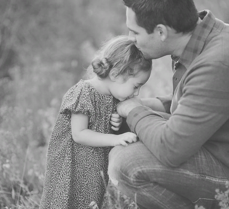 Папа играет с сыном. Девочка с папой в постели. На папиной кровати песня. Папина любовь. На папиной кровати песня.