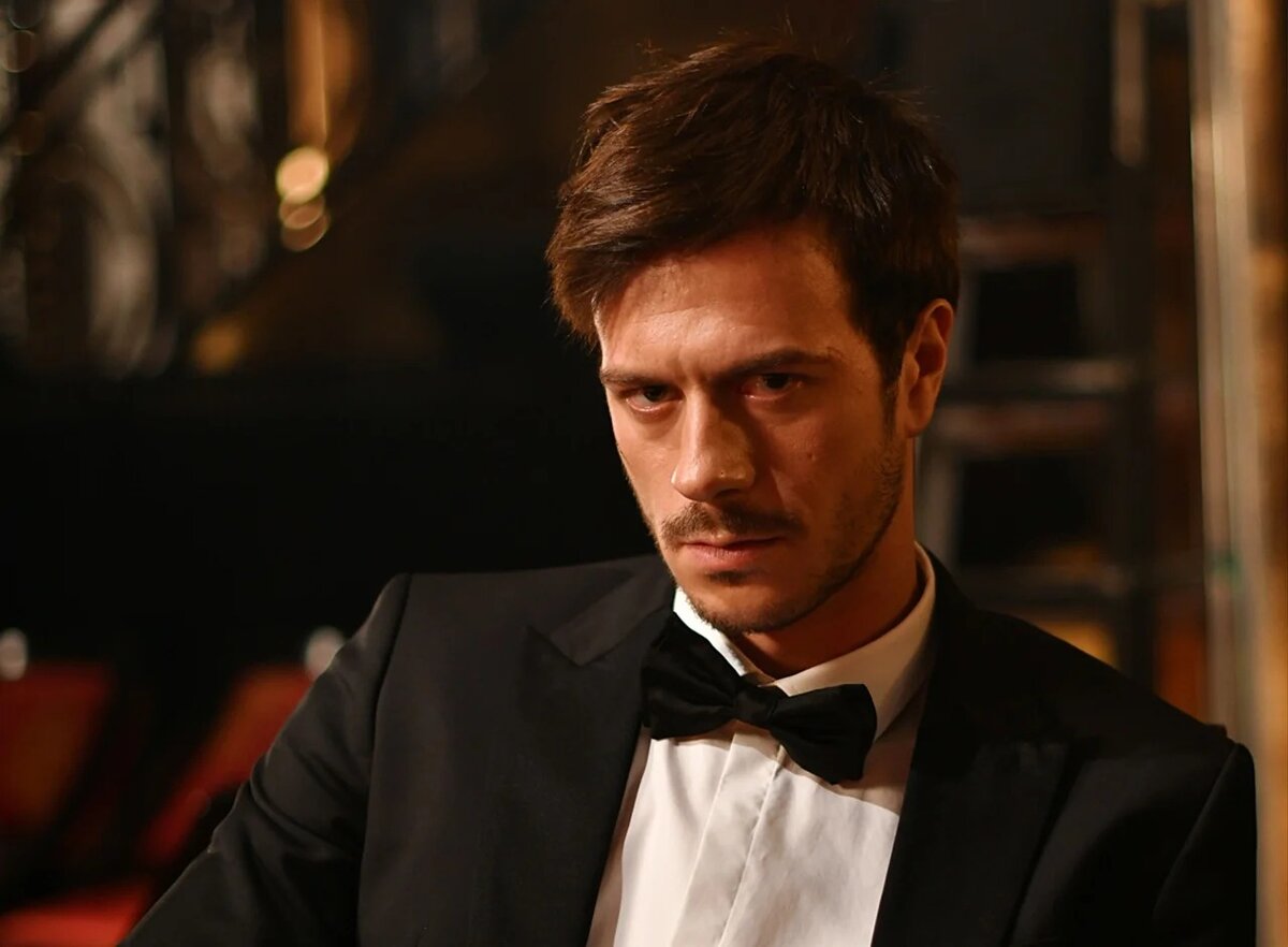 ну, в целом, Тихон Жизневский неплохо смотрится в заданном образе