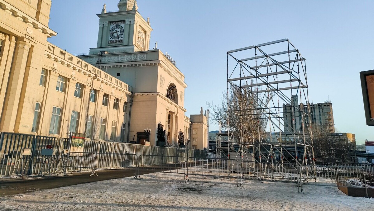     В центре Волгограда перекрыли привокзальную площадь из-за подготовки к празднованию 80-летия Сталинградской победы. На территории монтируют конструкции для светового оборудования.