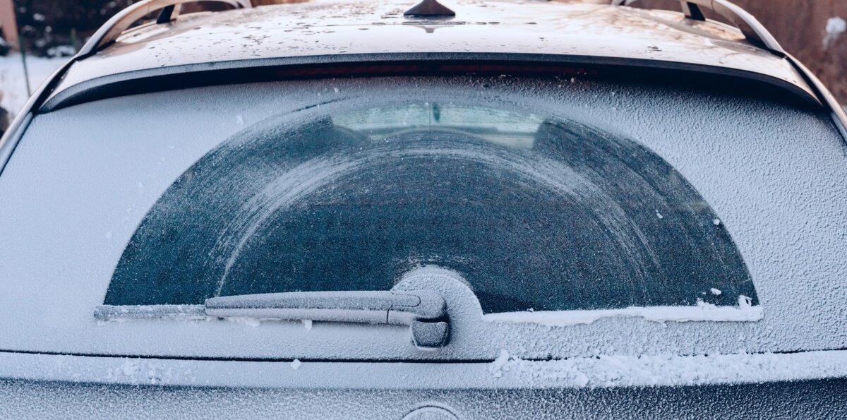    Зимой после начала работы двигателя включите обогрев стёкол: заднего и лобового (если оно есть).