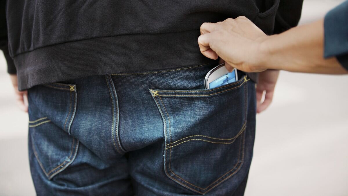    Вор-карманник© Fotolia / Ammentorp