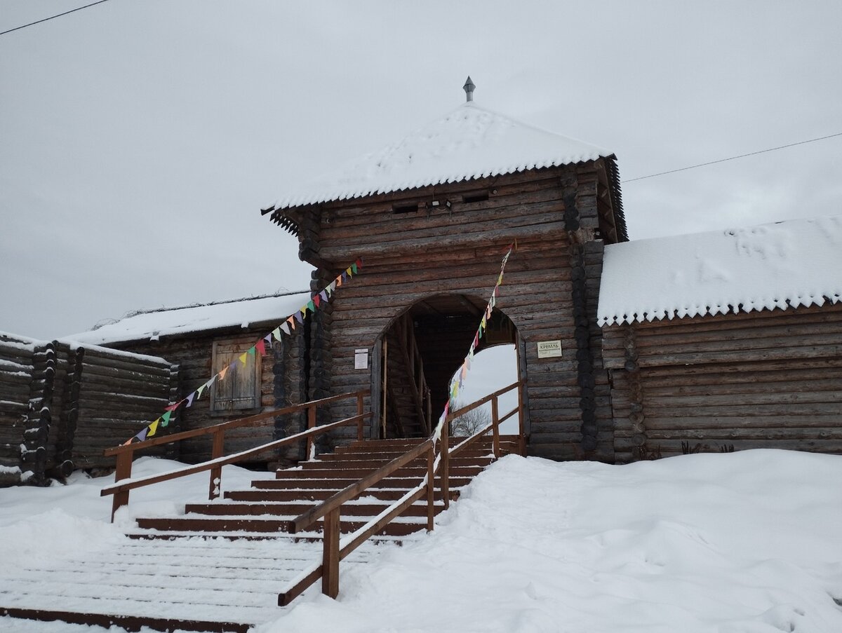 Фото автора. Вход в Новоторжский кремль