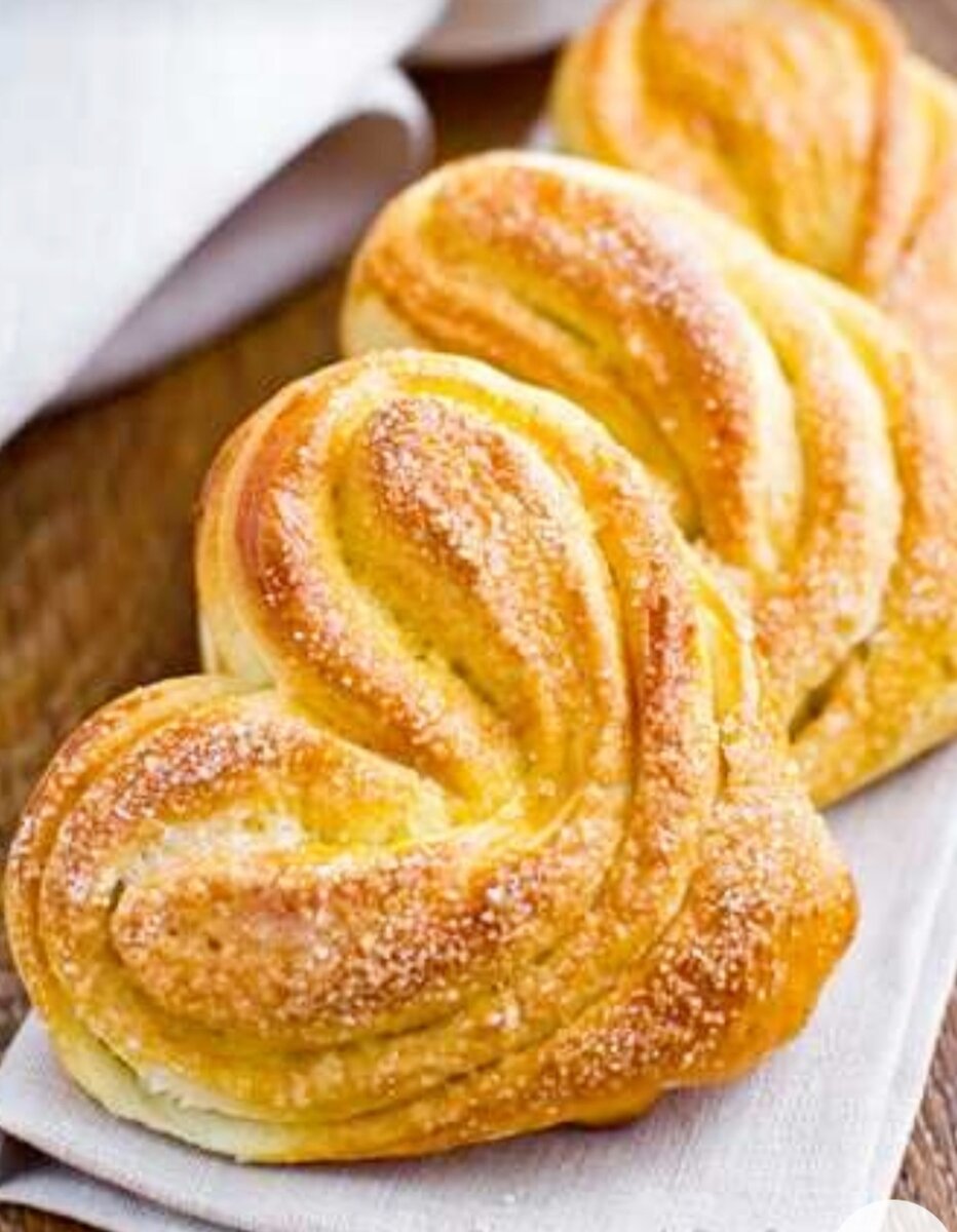 Ватрушки с сахаром. Сахарные булочки. Плюшки с сахаром из дрожжевого теста в духовке рецепт на воде. Плюшки с сахаром на воде. Домашние плюшки.