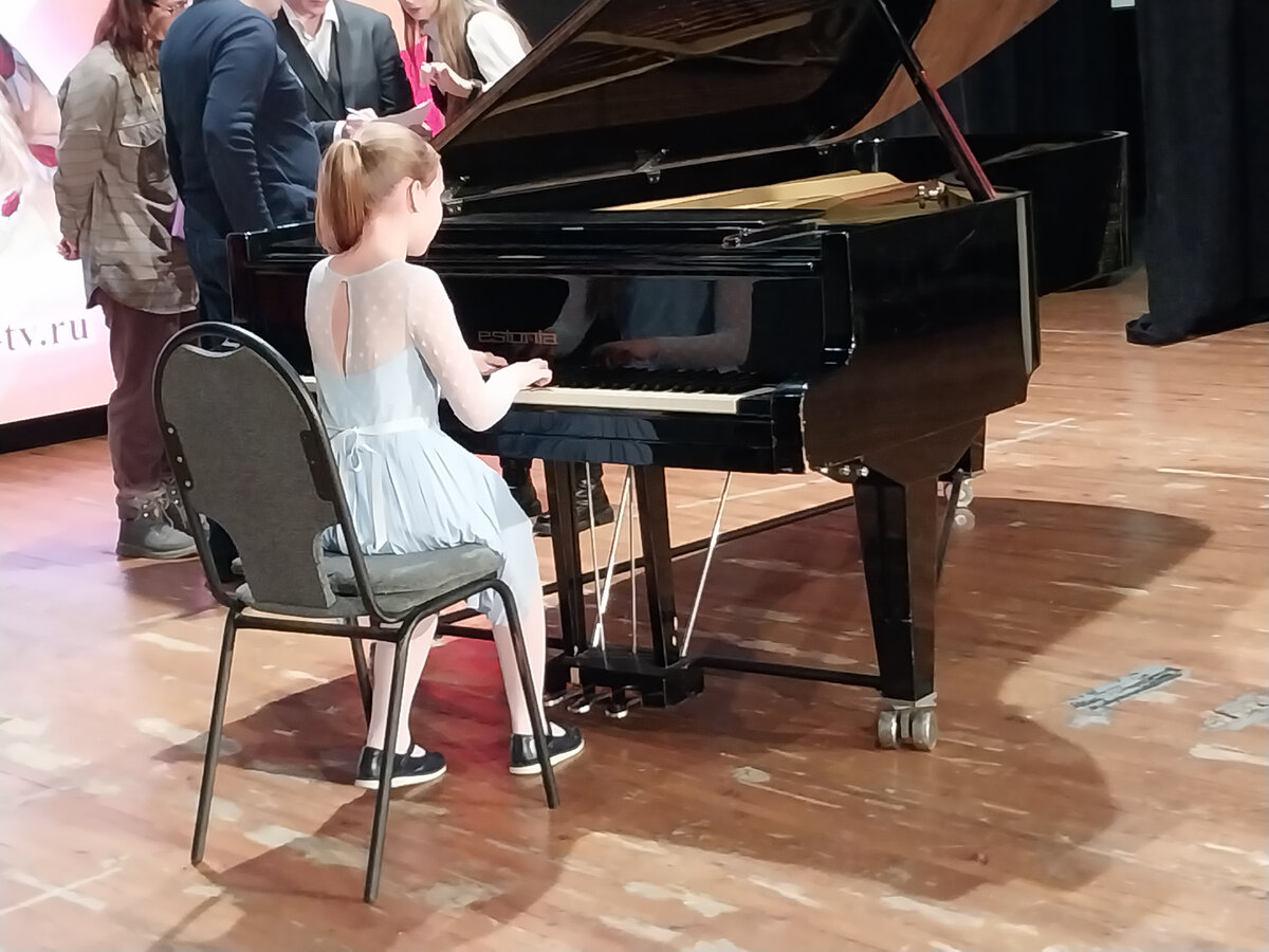 Тыковка репетирует на сцене. Ей дали всего 2 минуты, хотя тайминг ее программы 3.50