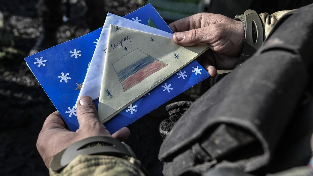    Военнослужащий Вооруженных сил РФ, участвующий в боевых действиях на Запорожском направлении, держит поздравительные письма на передовой© РИА Новости / Константин Михальчевский