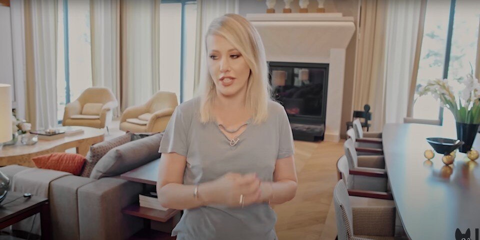     Телеведущая призналась, что одна из причин, по которым она не эмигрирует из России, - это строительство нового дома. Фото: кадр видео.